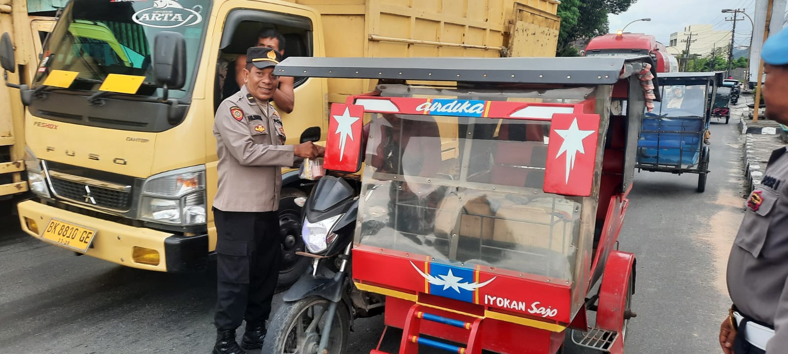 Polsek Sibolga Sambas Berbagi Takjil Kepada Pengendara