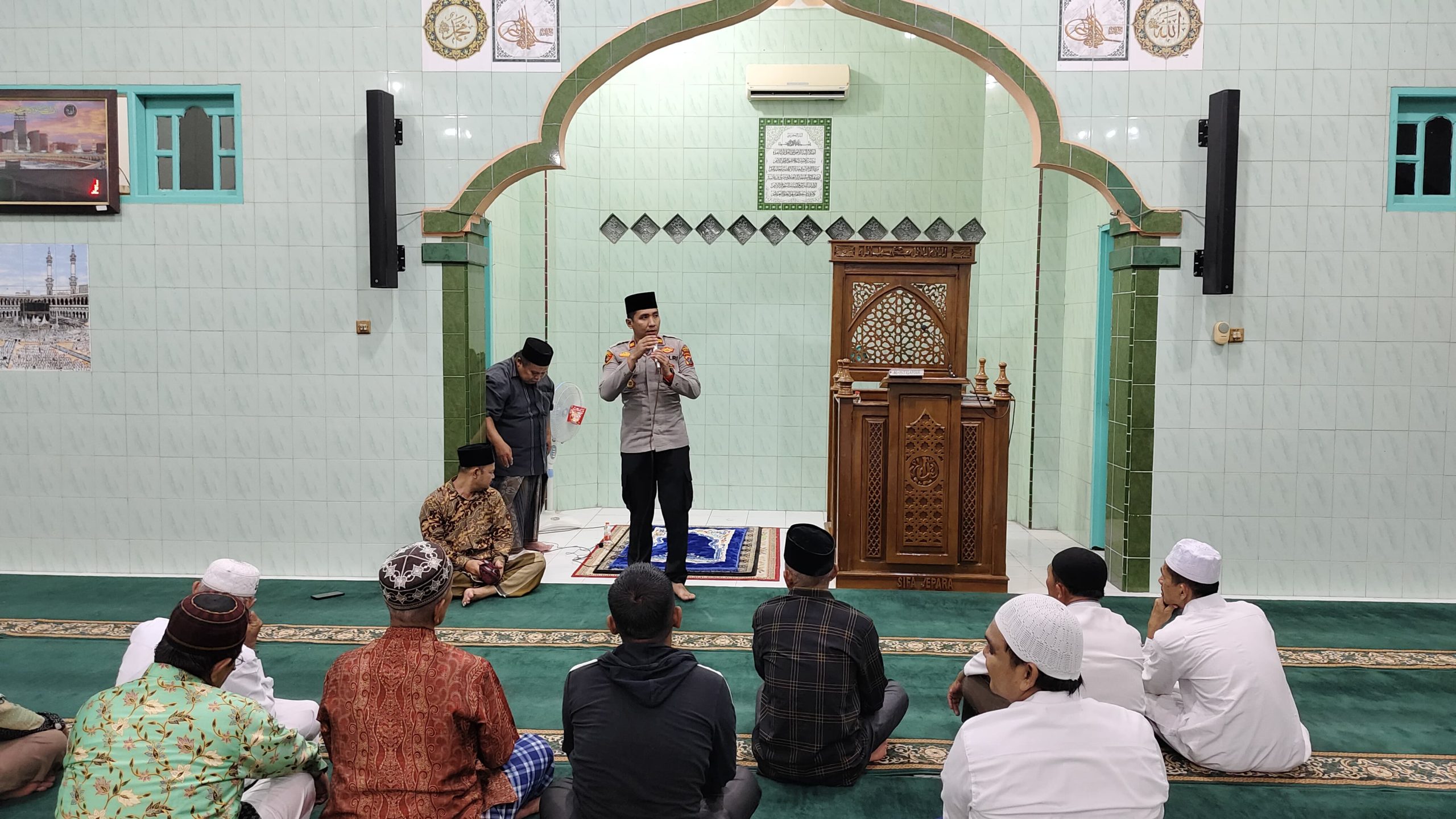 Kapolsek Sibolga Sambas Beri Ceramah Kamtibmas Usai Laksanakan Sholat Isya dan Tarawih